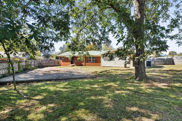 view of yard featuring a patio