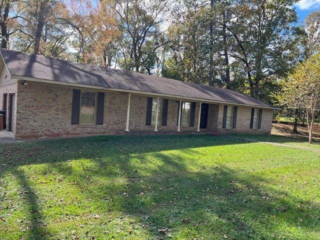 single story home with a front yard