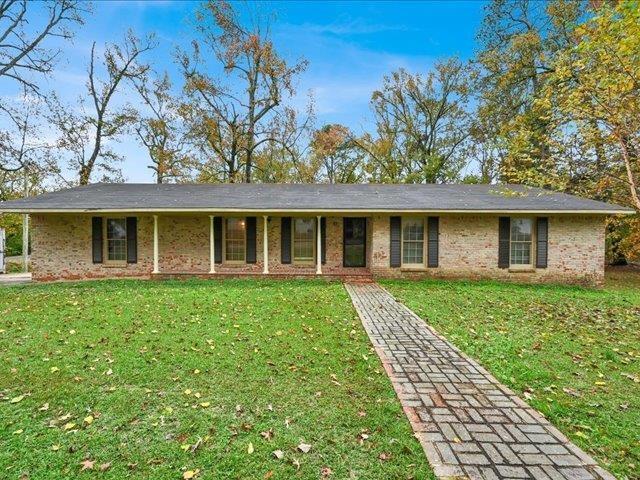 single story home with a front lawn