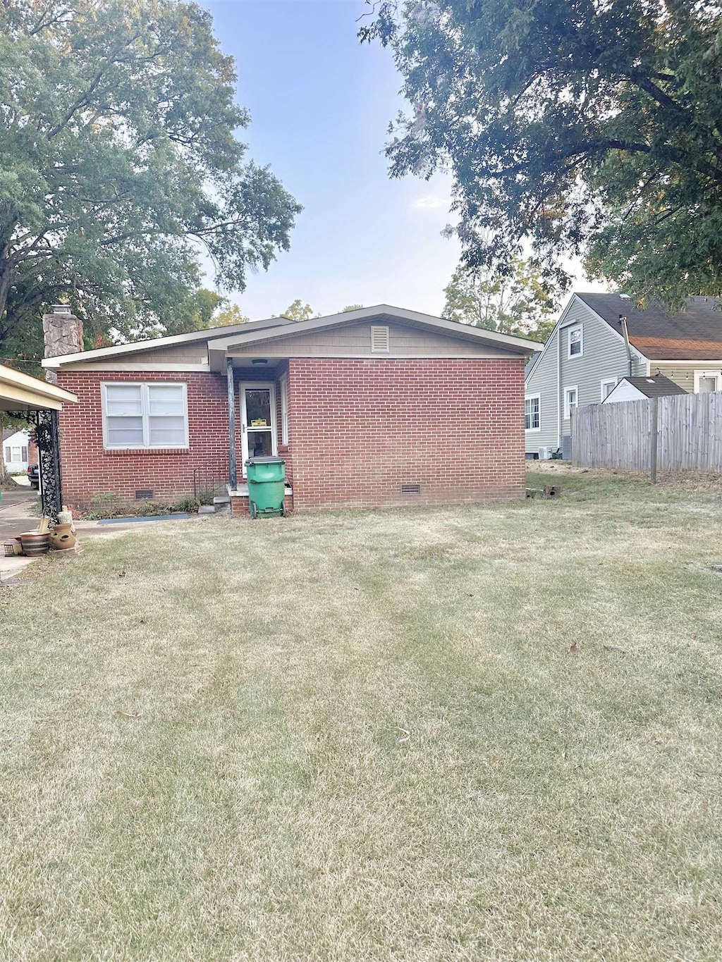 view of front of house with a front yard