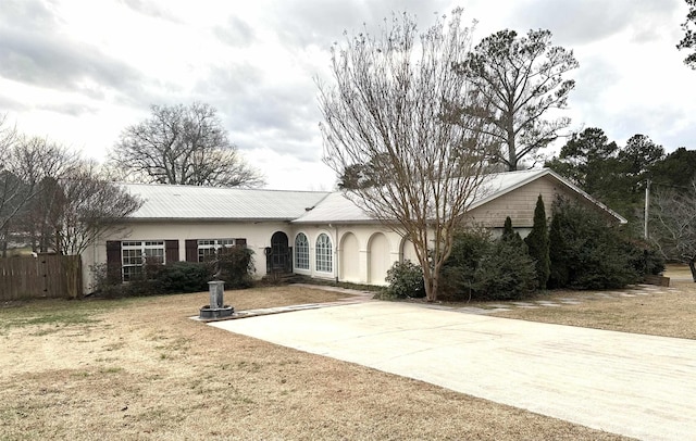 ranch-style house with a front yard