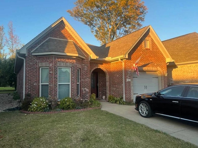 view of front facade featuring a garage and a front lawn