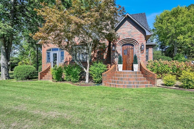 view of front of house featuring a front lawn