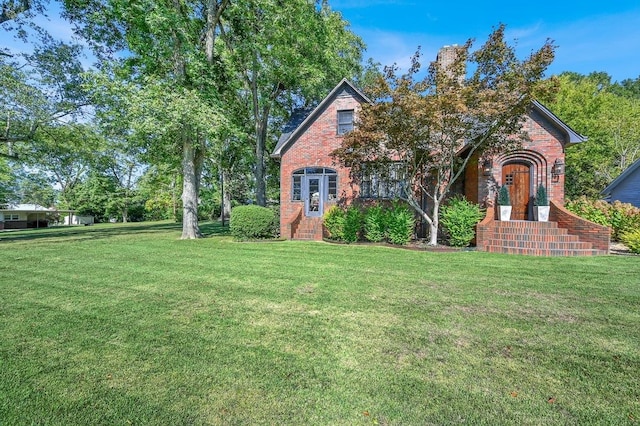 view of front of home featuring a front lawn