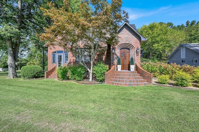 view of front of property featuring a front yard