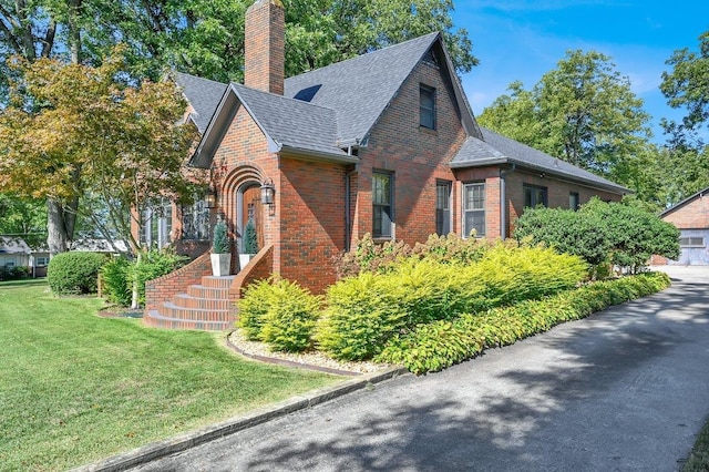 view of front of house with a front lawn