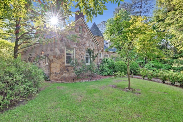 view of side of property featuring a lawn