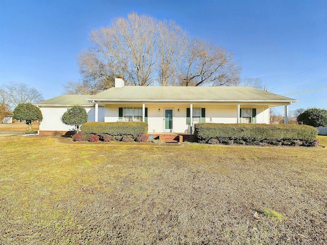 ranch-style home featuring a front lawn