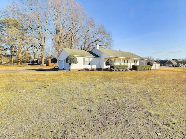 view of front of property featuring a front lawn