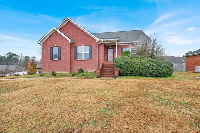 view of front of property featuring a front yard