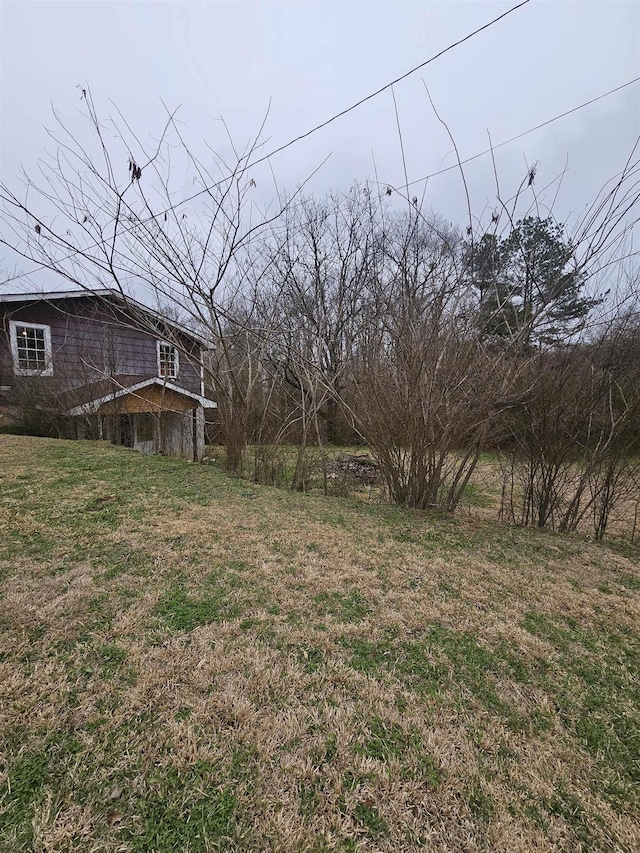 view of yard with an outbuilding