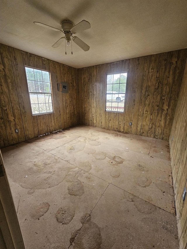 empty room with ceiling fan