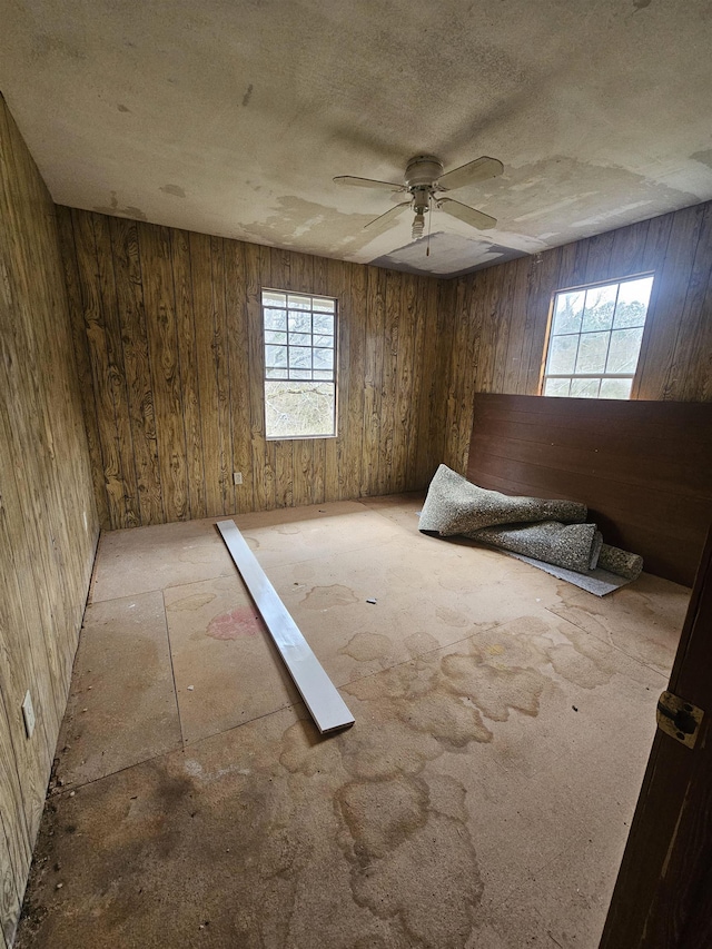 unfurnished bedroom featuring ceiling fan