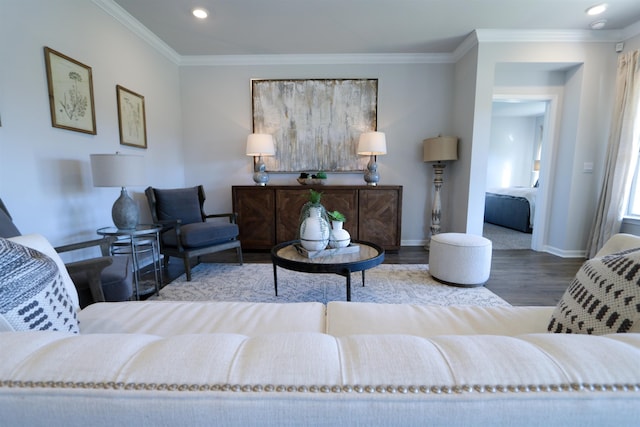 living room featuring recessed lighting, baseboards, crown molding, and wood finished floors