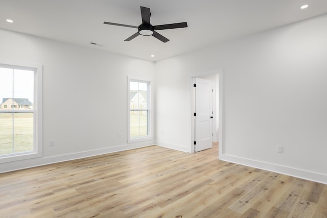 empty room featuring light hardwood / wood-style floors and ceiling fan