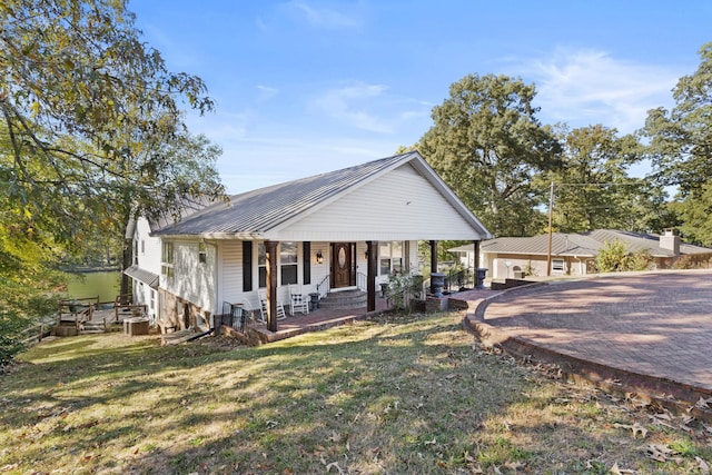 view of front of house featuring a porch and a front lawn