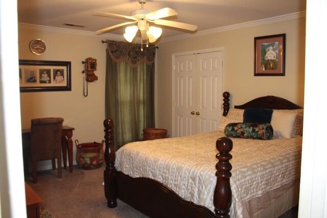 bedroom with crown molding, carpet, a closet, and ceiling fan