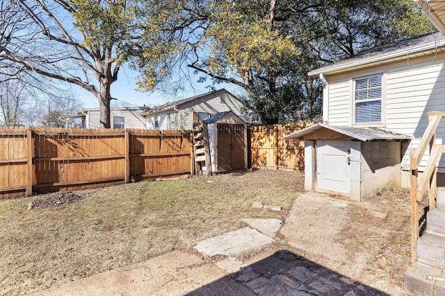 view of yard featuring a storage unit