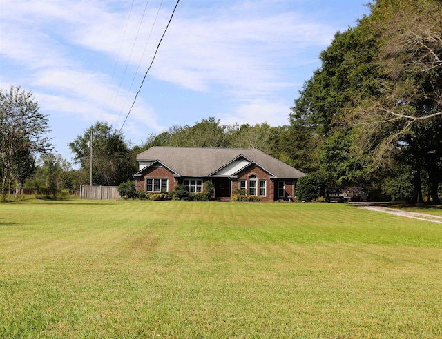 ranch-style home featuring a front lawn