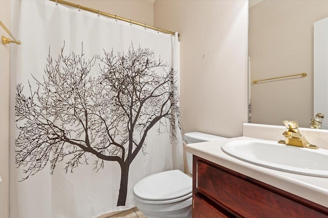 full bath with toilet, vanity, and a shower with curtain