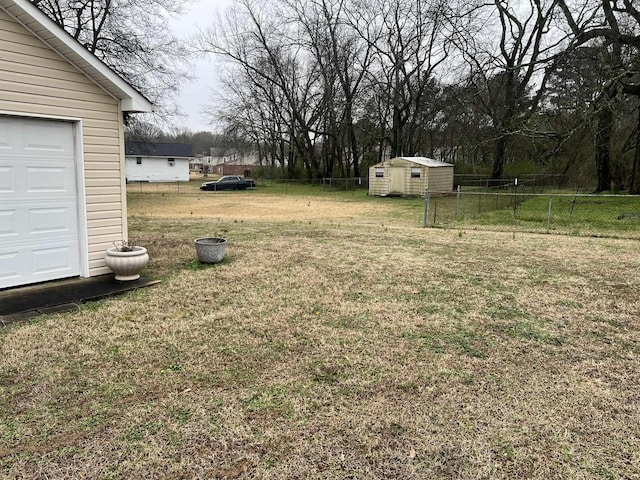 view of yard featuring a shed