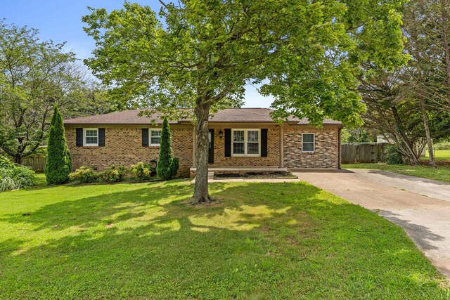 - ranch-style house featuring driveway and brick siding
