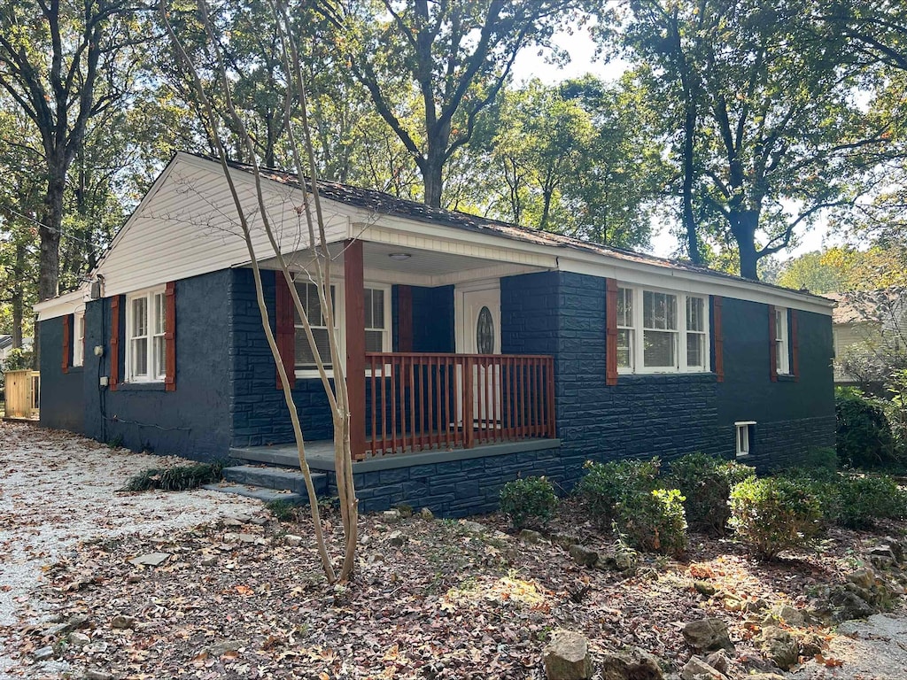 view of front of house featuring a porch