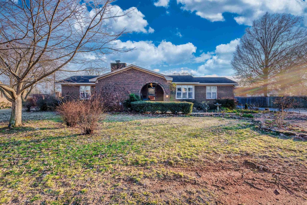 single story home featuring a front yard