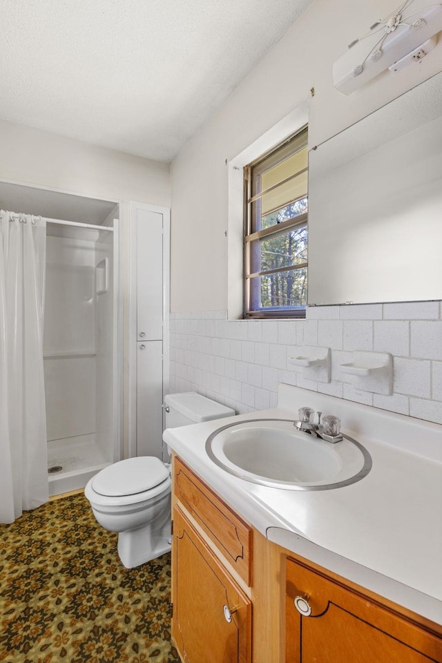 bathroom featuring a shower with curtain, vanity, toilet, and tile walls