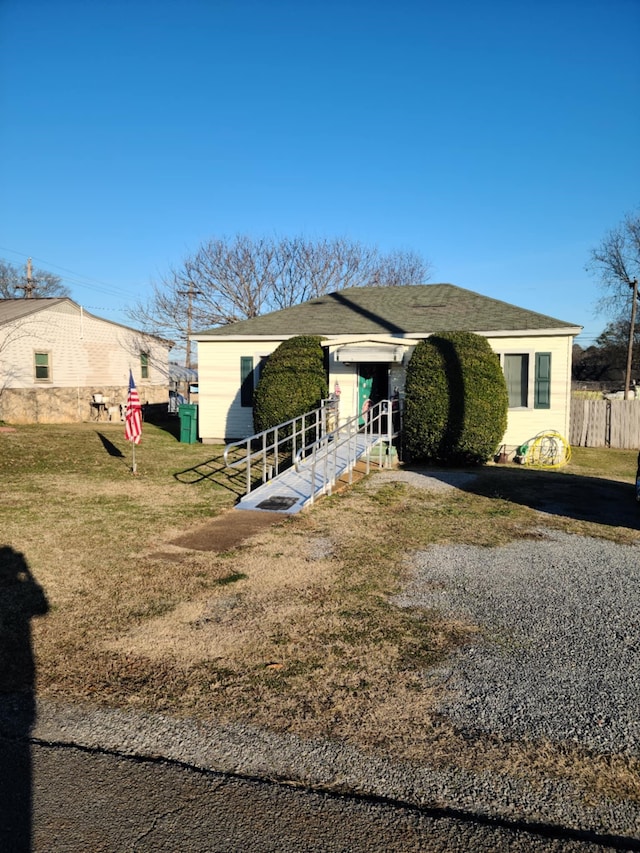 view of front of home featuring a front lawn