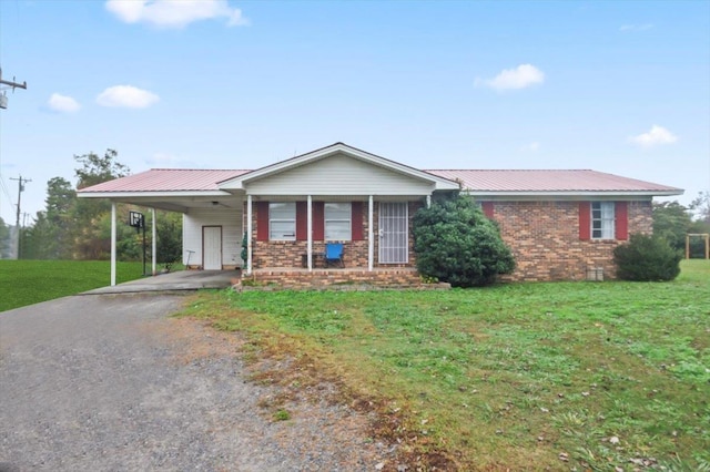 ranch-style home featuring a front lawn and a carport