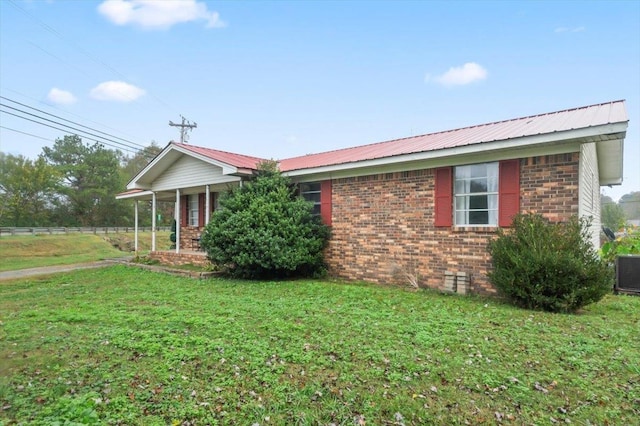 ranch-style home with a front yard