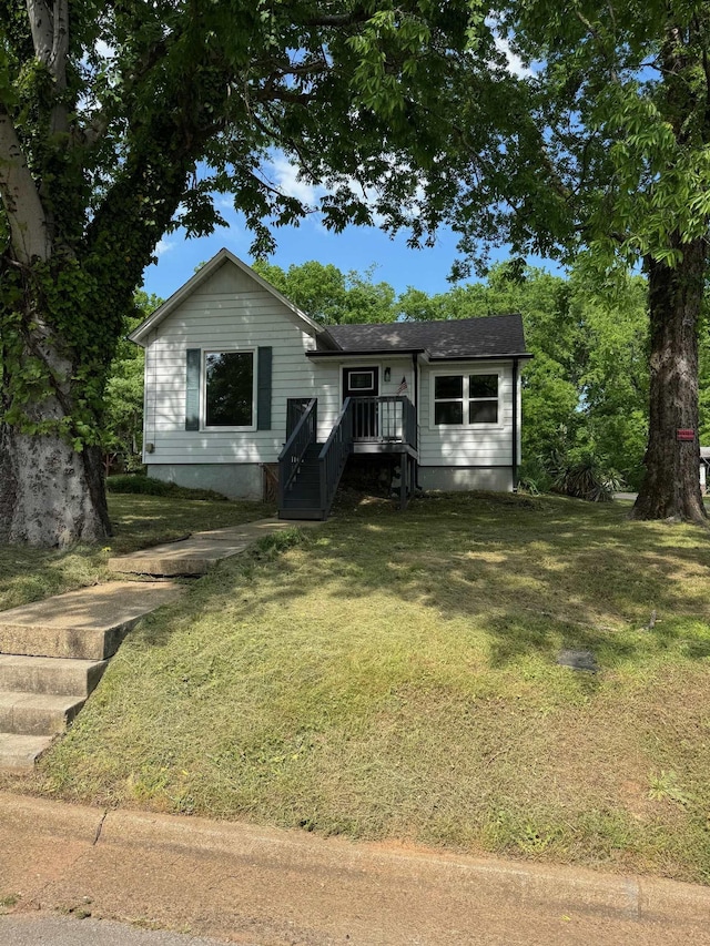 view of front of home featuring a front lawn
