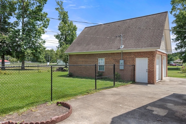 view of side of property featuring a lawn and a garage