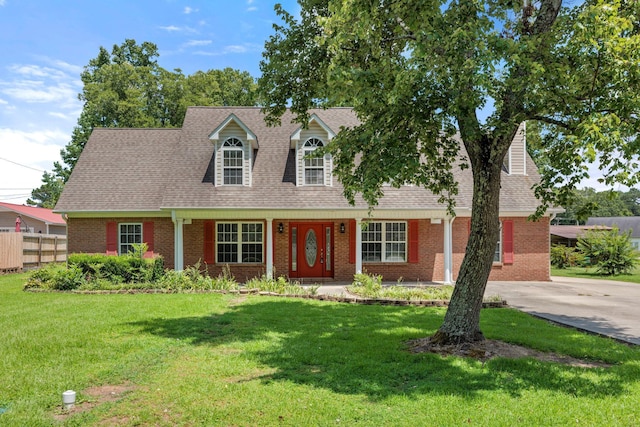 cape cod-style house featuring a front lawn