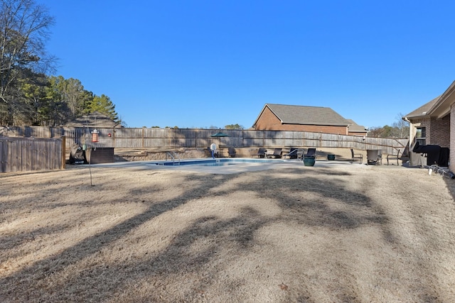 view of yard with a fenced in pool