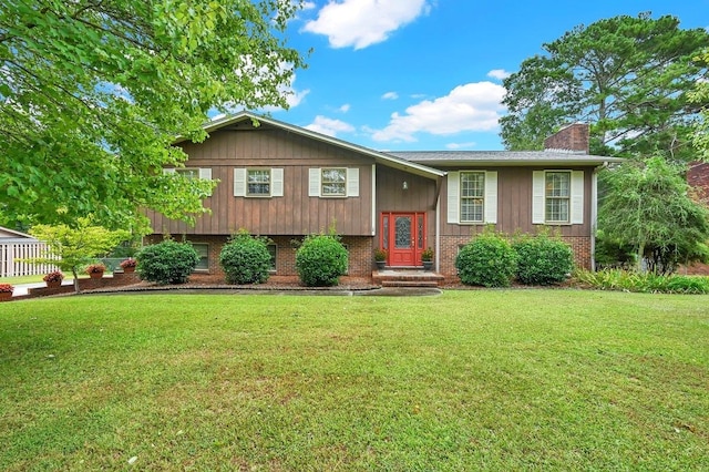 split foyer home with a front yard