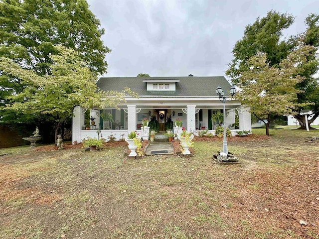 view of front of property featuring a front yard and a porch