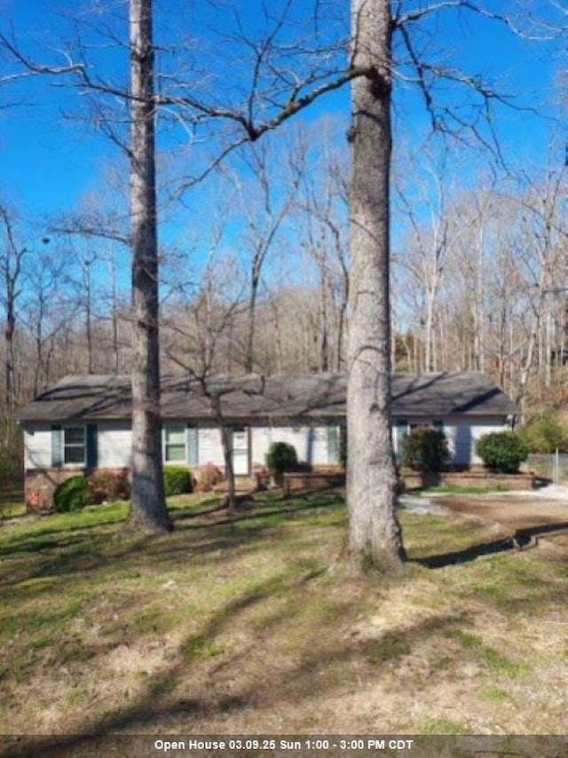 view of front of house featuring a front lawn