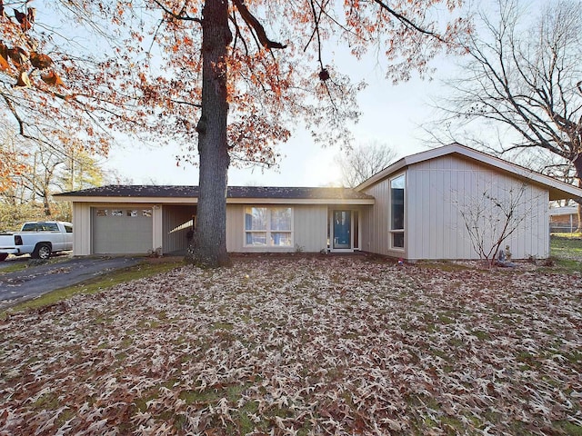 view of front facade featuring a garage