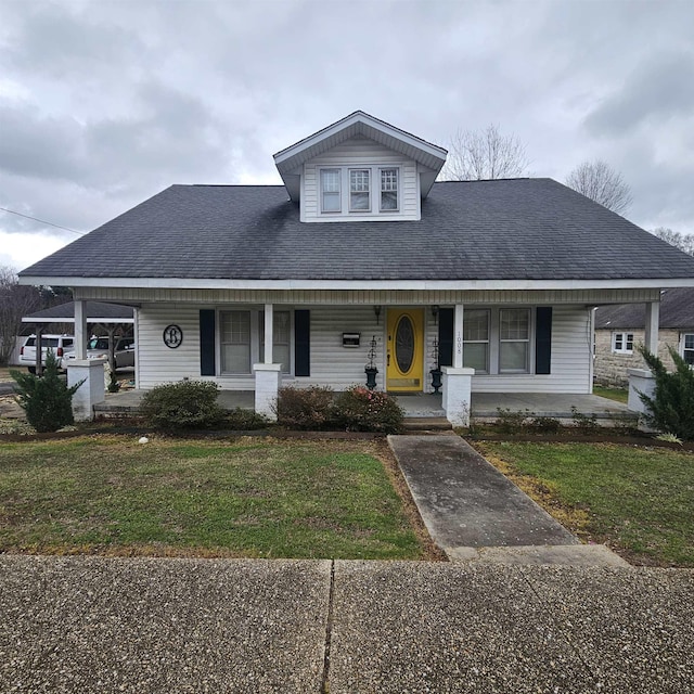 view of front facade featuring a front lawn