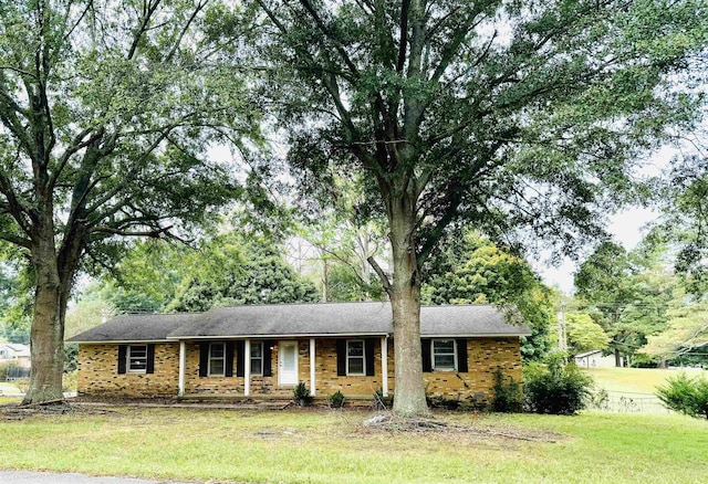 ranch-style house featuring a front lawn