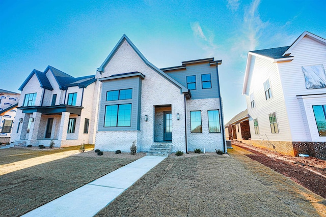 view of front of property featuring a front lawn