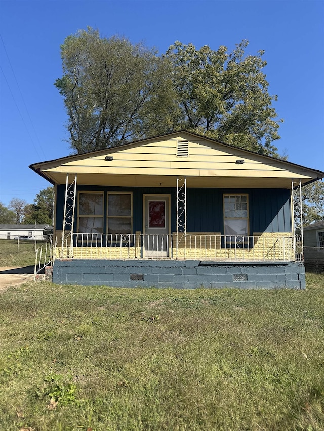 view of front of property featuring covered porch and a front yard