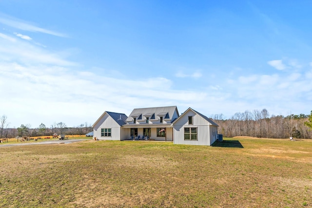 modern farmhouse style home featuring a front lawn