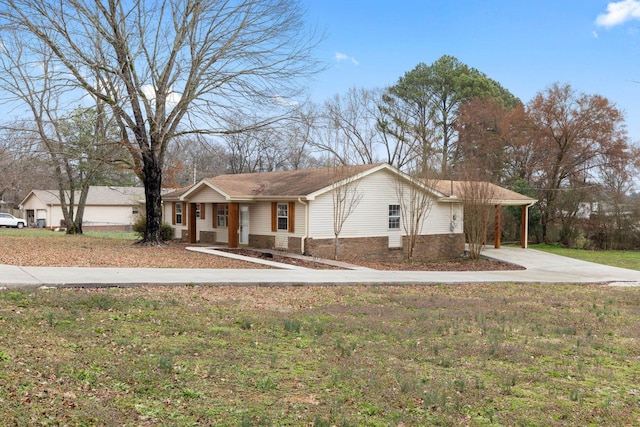 ranch-style house featuring a front lawn and a carport