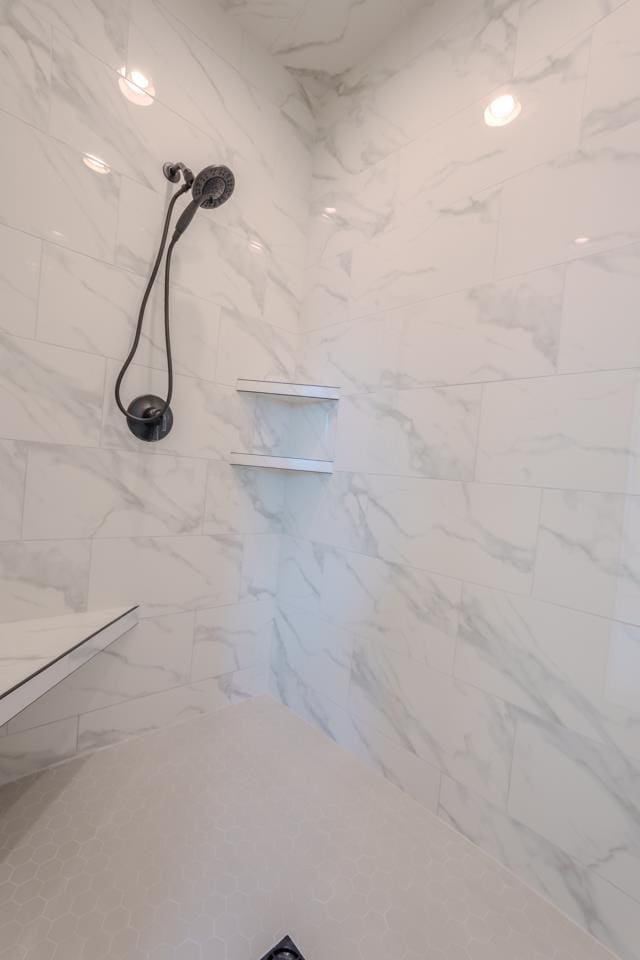 bathroom featuring a tile shower