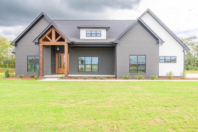 view of front of property featuring a front yard