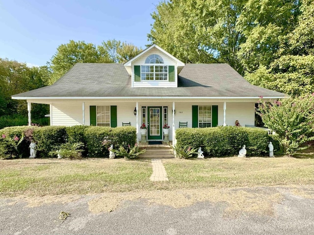 view of front facade featuring a front lawn