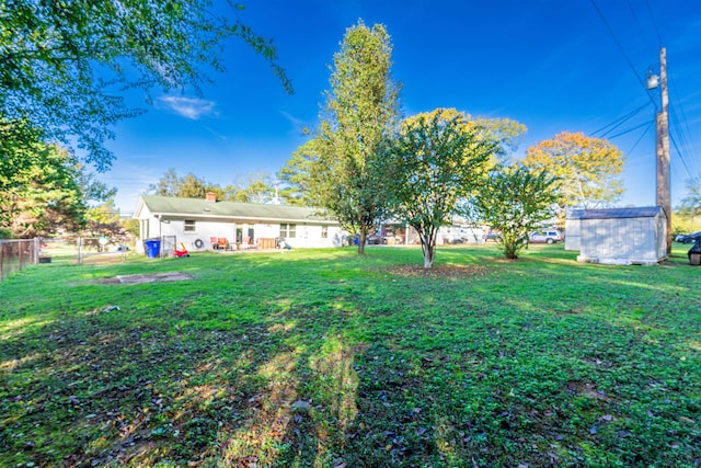 view of yard featuring a shed